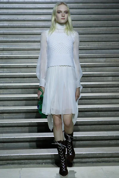 Look 16